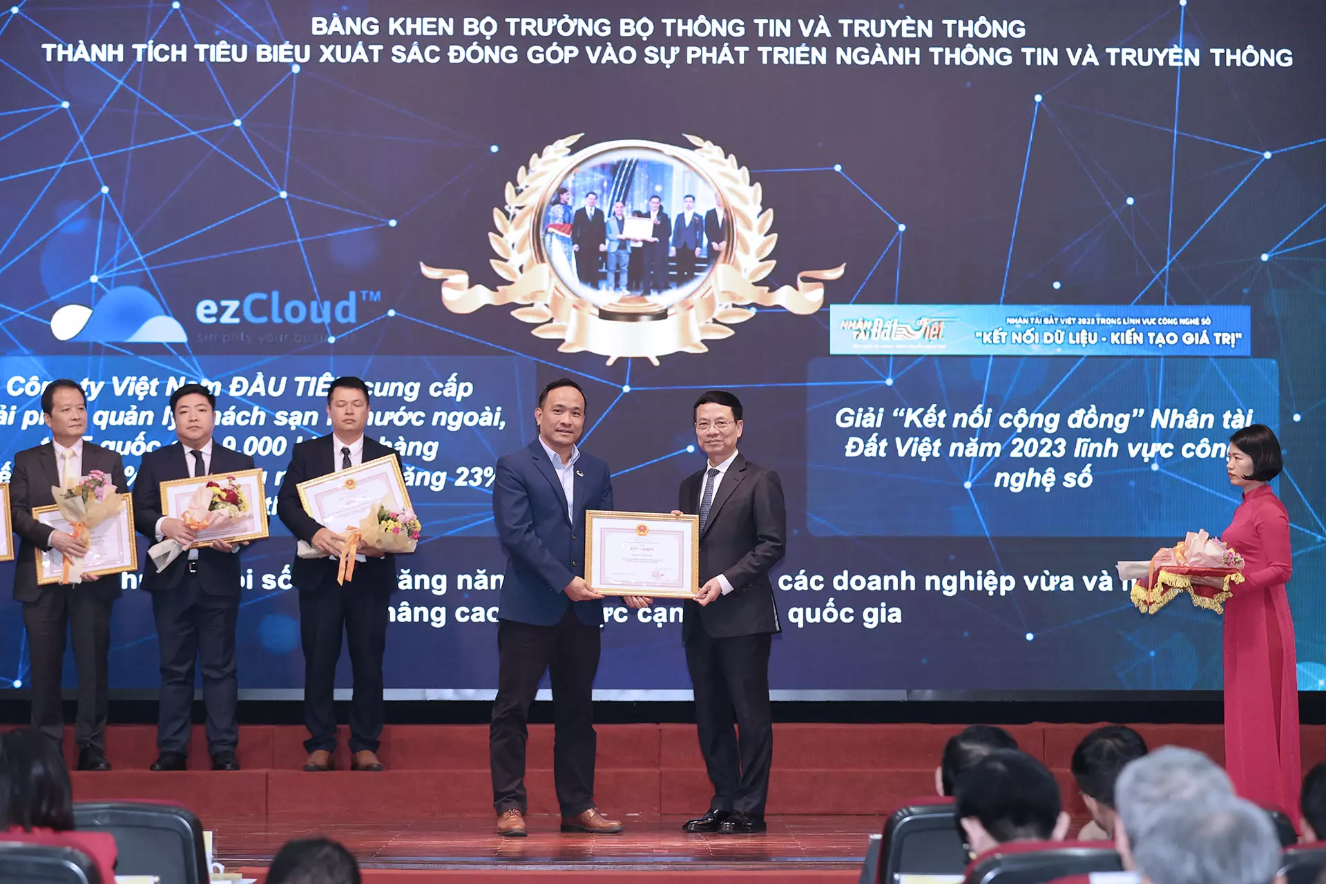 ezcloud nhận bằng khen của bộ thông tin